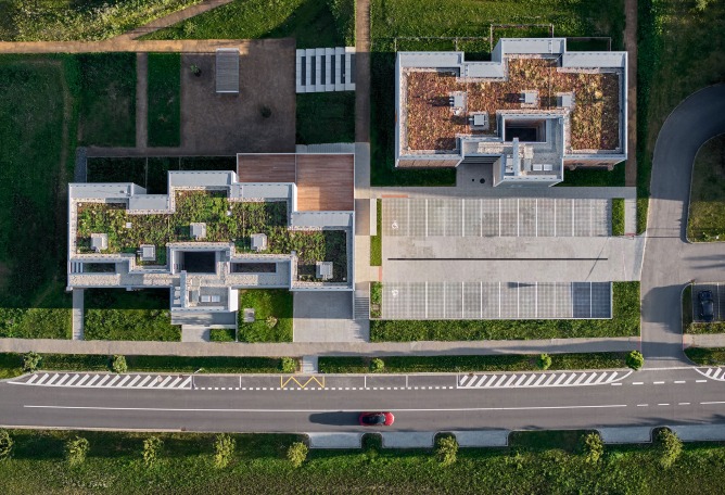 Viviendas de Madera Žďár por Kuba & Pilař architekti. Fotografía por BoysPlayNice.