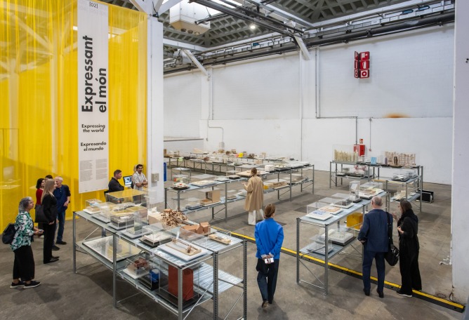 «¿Qué es esto? ¿Un spa, un gimnasio, un zoo de animales pequeñitos?». La Fundació Mies van der Rohe exhibe su colección en el Palau Victòria Eugènia. Fotografía por Anna Mas.