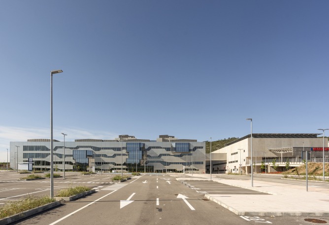 Nuevo Hospital Universitario de Cuenca por Gádor de Carvajal, Juan Casariego, Fernando Cruz. Fotografía por Luis Asín.