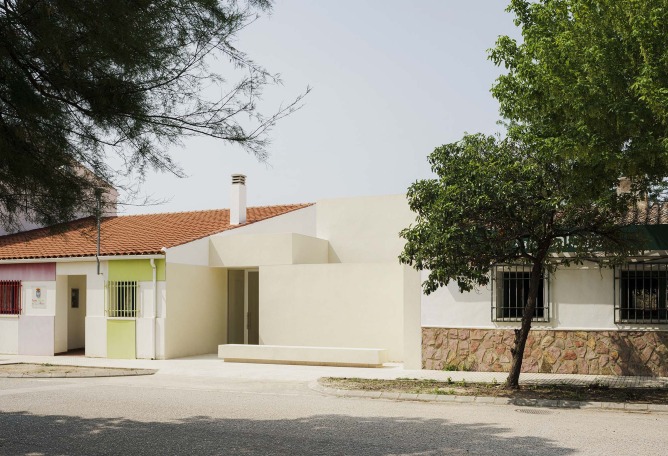 School in Aguas Nuevas by Iterare architects. Photograph by David Zarzoso.