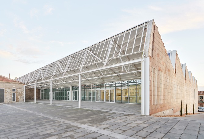 Multifunctional equipment for Can Comadran by Mestres Wåge Arquitectes. Photograph by José Hevia.