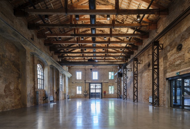 Nuevo Archivo Histórico – Centro Internacional de Investigación sobre Arte Contemporáneo en el Arsenale. Fotografía de Andrea Avezzù. Cortesía de La Biennale di Venezia.