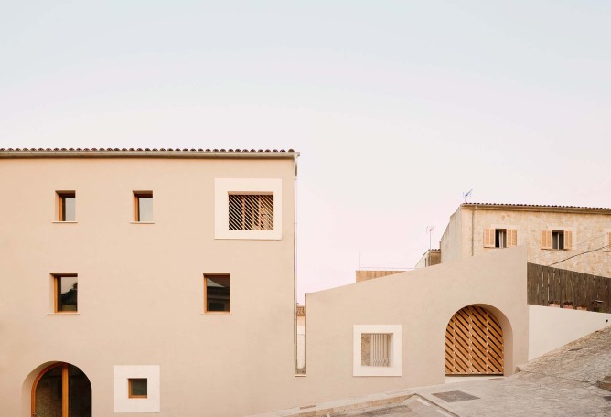 Vila Santa Eugenia House by Peris Toral + Aulets. Photograph by José Hevia.