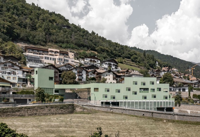 Edificio multifuncional en Barbiano, por Roland Baldi Architects. Fotografía por Oskar Da Riz.