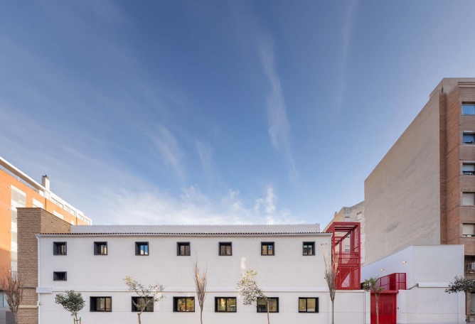 Rehabilitación de edificios para espacio social del barrio de Campoamor por Antonio Galiano Garrigós. Fotografía por David Frutos.