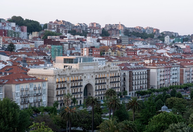 «Faro Santander» por David Chipperfield. Fotografía por Juan Baraja.