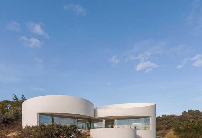 House in Las Rozas by Fran Silvestre Arquitectos. Photograph by Fernando Guerra.