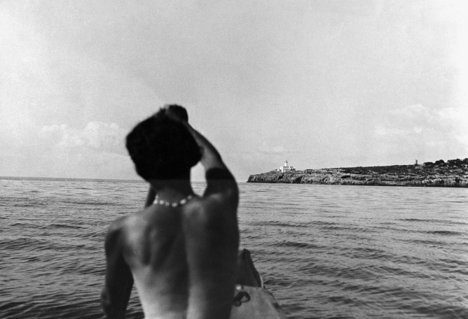 Charlotte Perriand en su canoa. Faro del cabo de cala Figuera, Mallorca, 1932. Cortesía de Archives Charlotte Perriand, 2026. VEGAP, Barcelona 2026.