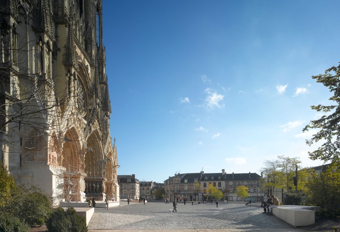 Entorno de la Catedral de Reims por José Ignacio Linazasoro. Fotografía por Roland Halbe.
