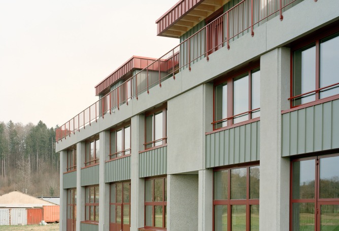Edificio de uso mixto en Forel por Samir Alaoui Architects Sàrl. Fotografía por Rasmus Norlander.