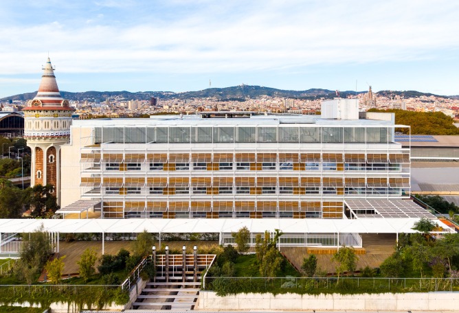 Rehabilitación y ampliación del Hospital del Mar por Brullet-De Luna Arquitectes y PINEARQ. Fotografía de Simón García.