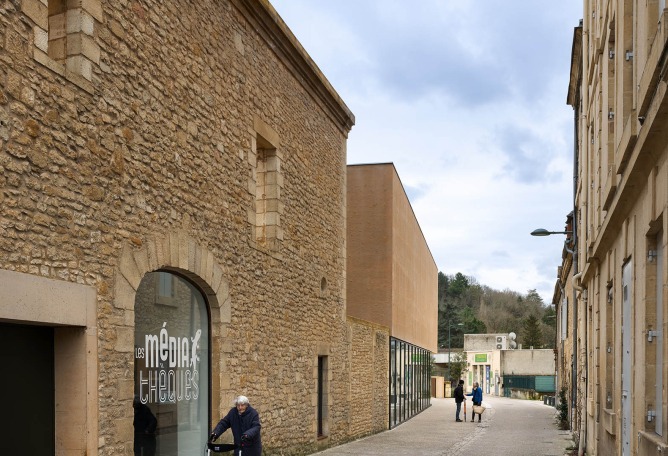 Mediateca y escuela de música por Dominique Coulon & associés. Fotografía por Eugeni Pons.