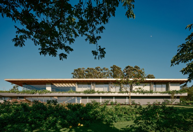 "Casa Colmeia" by Sabella Arquitetura. Photograph by Fran Parente. 