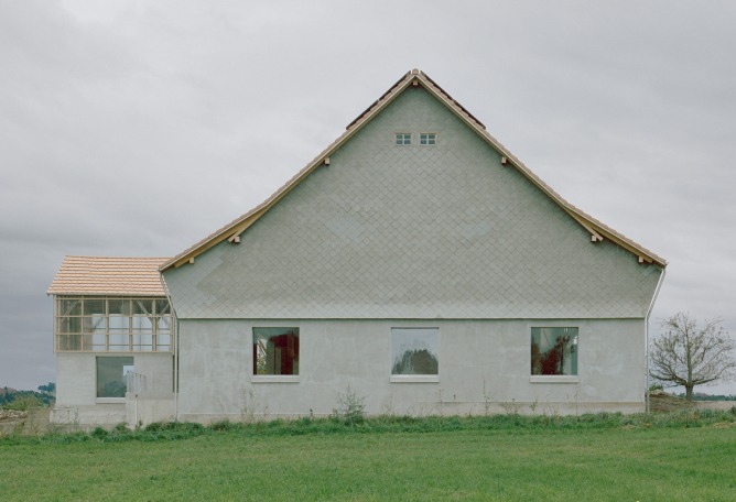 La Granja Invertida por Bard Yersin Architectes. Fotografía por Willem Pab.