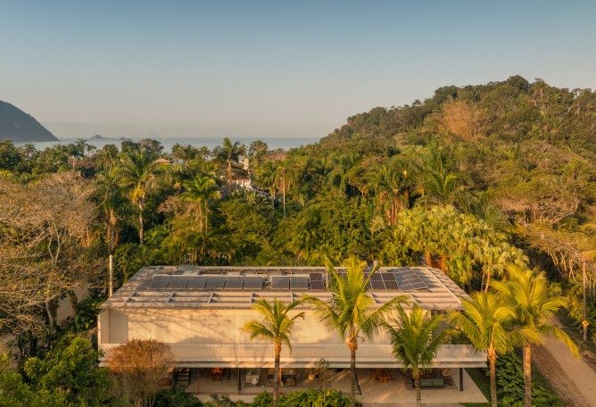 Biribinhas House by MK27. Photograph by Fernando Guerra.