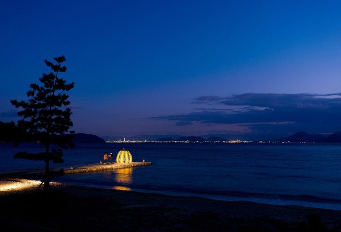 Iwan Baan fotografió la escultura de calabaza de Kusama brillando en la noche, antes de que resultara dañada.