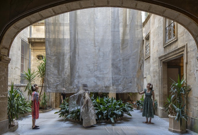 «Liminalidad en movimiento: a medida que los límites comienzan a desdibujarse» por Yurica Design & Architecture. Fotografía por Mathis Espagne / PhotoArchitecture (Fotógrafo oficial de FAV).