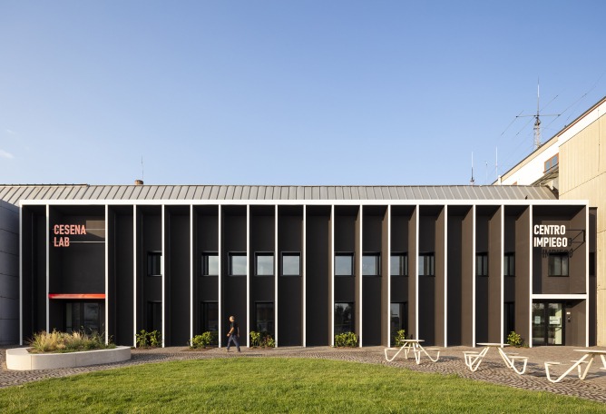 «Recupero Ex Arrigoni» por COTTA SOLOMITA Architetti Pianificatori. Fotografía por Fabio Mantovani.