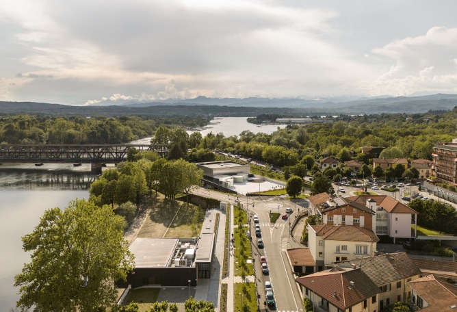 Cosido urbano en Sesto Calende por Giulia de Appolonia. Fotografía por Filippo Poli.