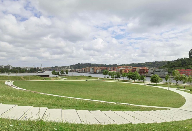 Parque Zamalanda de la Ribera del Nervión por Burgos & Garrido Arquitectos. Fotografía por Roland Halbe.