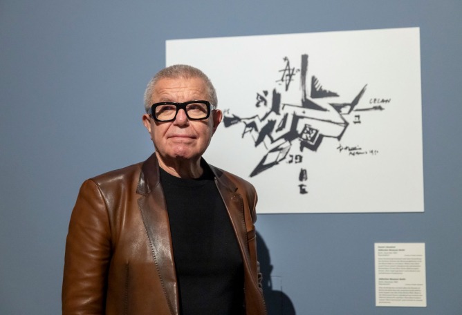 Daniel Libeskind with the sketch of the Jewish Museum Berlin, May 2026. Photograph by Roland Horn. Courtesy of The Japan Art Association.