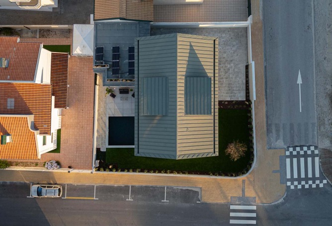 Casa Verde by M2 Senos Arquitectos. Photograph by Ivo Tavares Studio.  