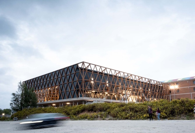 Renovation and expansion of the Ideo School by MH10. Photograph by Manuel Andrade.