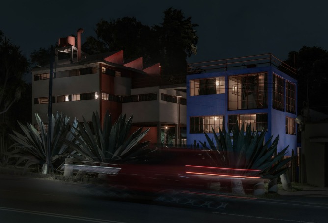 Una visión nocturna del Museo Casa Estudio Diego Rivera y Frida Kahlo. Fotografía por Jacobo Monsalve.