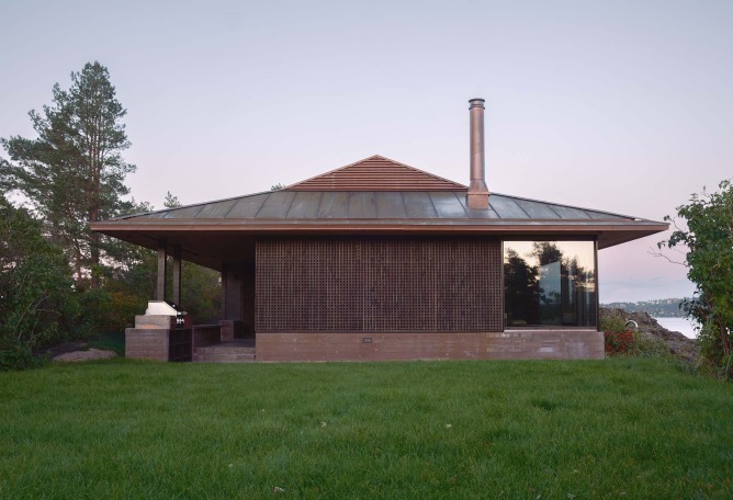 Cabin Ostøya by R21 Arkitekter. Photograph by Ruben Ratkusic.