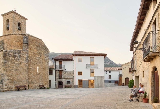 Hotel en Sigüés por Sebastián Arquitectos. Fotografía por Iñaki Bergera.