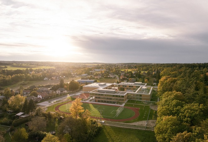 Escuela Primaria LOŠBATES por Pelletier de Fontenay + SOA architects. Fotografía por Alex Shoots Buildings.