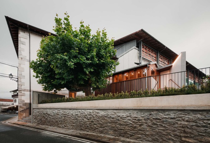 Edificio Elizatea por RUE arquitectos. Fotografía por Aitor Estévez.