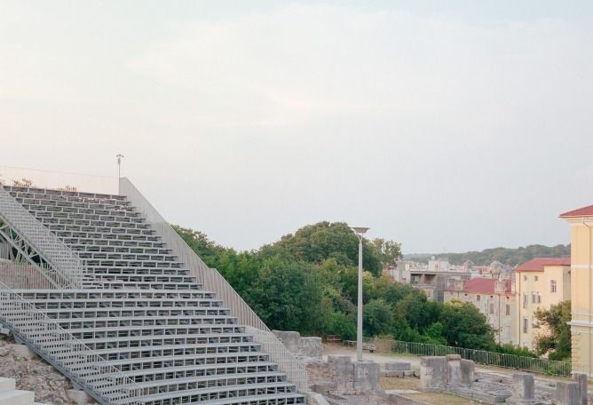 Reconstrucción del Teatro Romano de Pula por Emil Jurcan. Fotografía por Marcello Mariana.