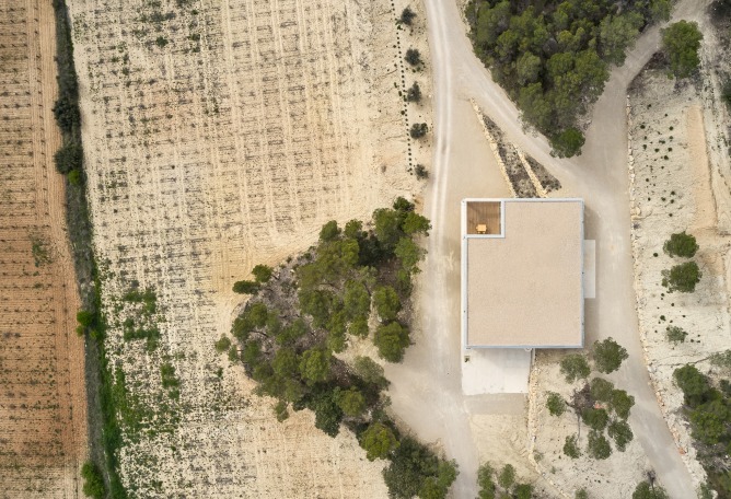 Bodega Novos by García Floquet arquitectos. Photograph by Iñaki Bergera.