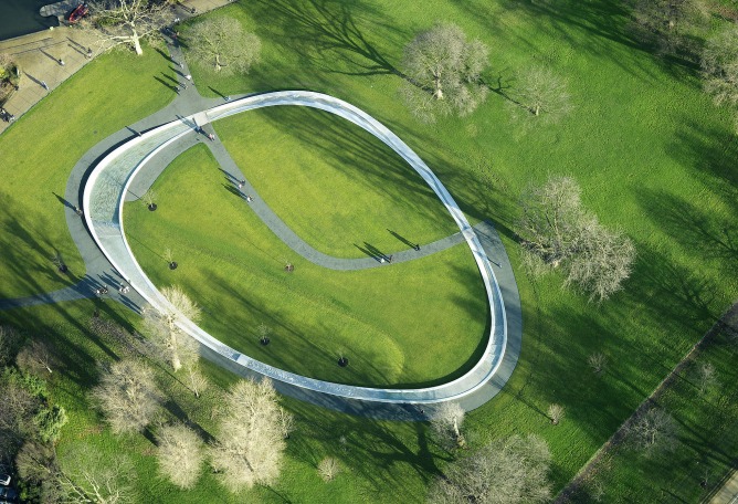 Aerial view. Diana, Princess of Wales Memorial Fountain by Gustafson Porter. Photograph by Jason Hawkes. 