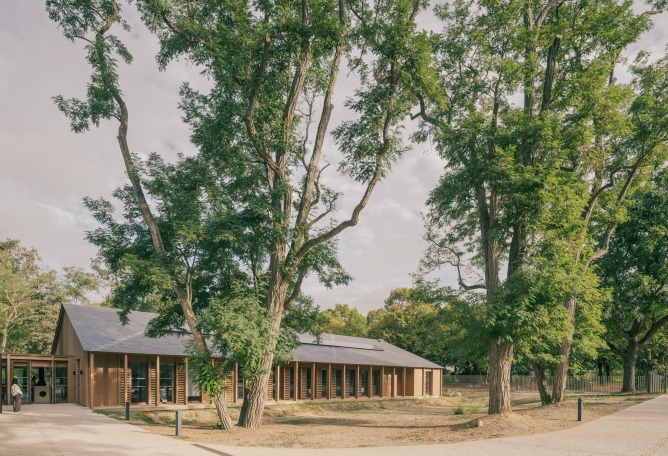 Centro de Ocio Bois de Cergy por PLURIEL[LES] ARCHITECTES. Fotografía por Charly Broyez.