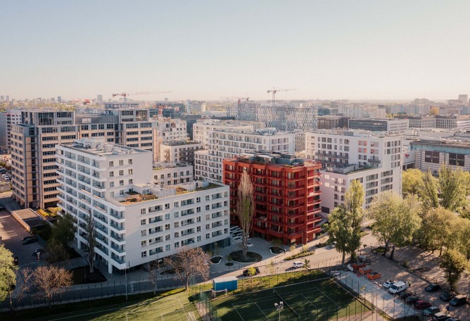 Mokotów moderno por BBGK Architekci. Fotografía por Nate Cook.