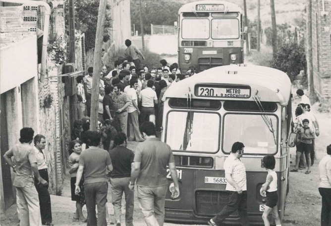 Two buses hijacked in Can Franquesa, Santa Coloma de Gramenet, 1976. Photograph by Angel Luís Abadia. Fons Grama, Balldovina Tower Museum.