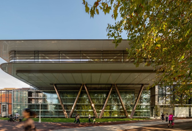 Agravitas functions as a bridge spanning 55 metres, between two sets of deep V-shaped columns, cantilevering over the other museum buildings to strengthen the relationship with Doña Casilda de Iturrizar park. Expansion of the Bilbao Fine Arts Museum by Foster + Partners. Photograph by Nigel Young / Foster + Partners.