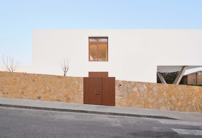 Casa Maridia por Guillem Carrera. Fotografía por Adrià Goula.