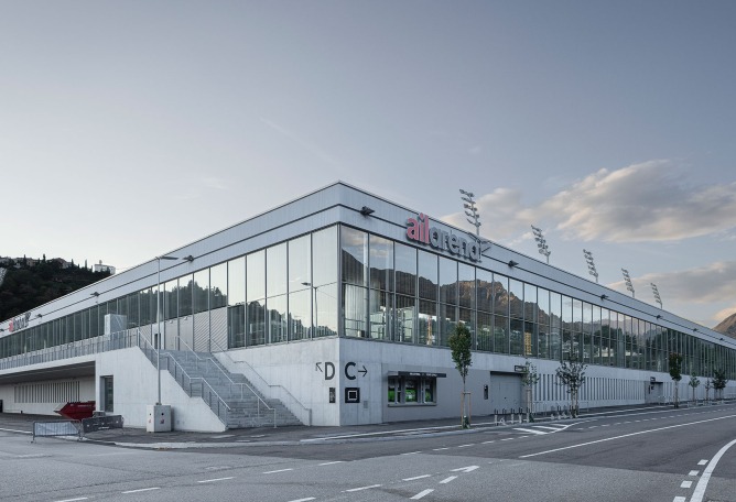 Arena Sportiva by Cruz y Ortiz Arquitectos SLP + Giraudi Radczuweit Architetti Sagl. Photograph by Fernando Alda.