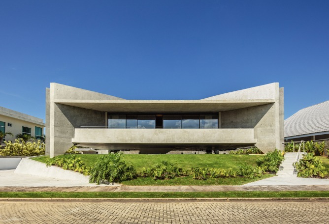 HAVEBLUE House by Yuri Vital Arquiteto. Photograph by Nelson Kon.