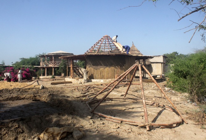 Yasmeen Lari. Pakistán. Un futuro radicional. Serie Arquitectura Rebelde. Imagen © Al Jazeera.  traditional future. Rebel Architecture Series. Image © Al Jazeera.