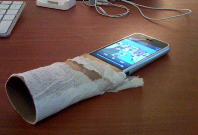 Or this amplifier iPhone super-low-tech. All you need is a roll of toilet paper. As one of the first ideas that we propose to discuss about architecture on METALOCUS, 12 years ago.