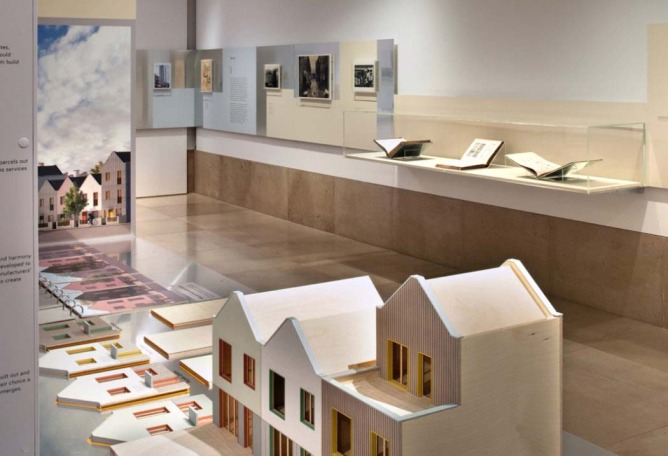 Vista de la instalación de las terrazas de Mae, parte de Como en casa en Gran Bretaña: Diseñando la casa del mañana. Fotografía © Philip Vile. Imagen cortesía de RIBA