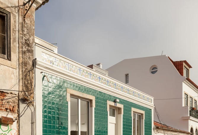 Exterior view. Terras 8 house by Colectivo CAIS. Photography © Francisco Nogueira.