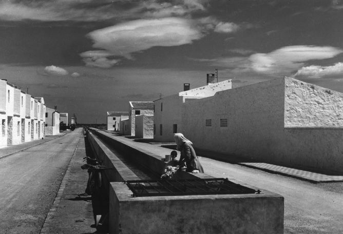 Kindel, Poblado de Colonización El Realengo Alicante, 1960. José Luis Fernández del Amo Servicio Histórico, Fundación Arquitectura COAM. Legado José Luis Fernández del Amo. © Herederos de Kindel.