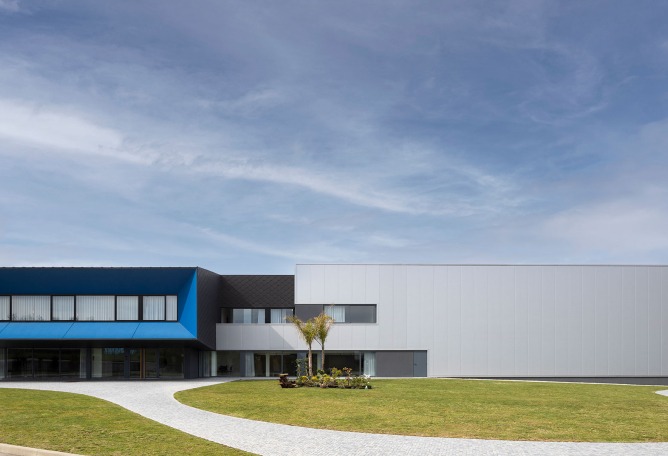 Unidade Industrial Duvalli by 3.14 Arquitectura. Photograph by Ivo Tavares Studio.