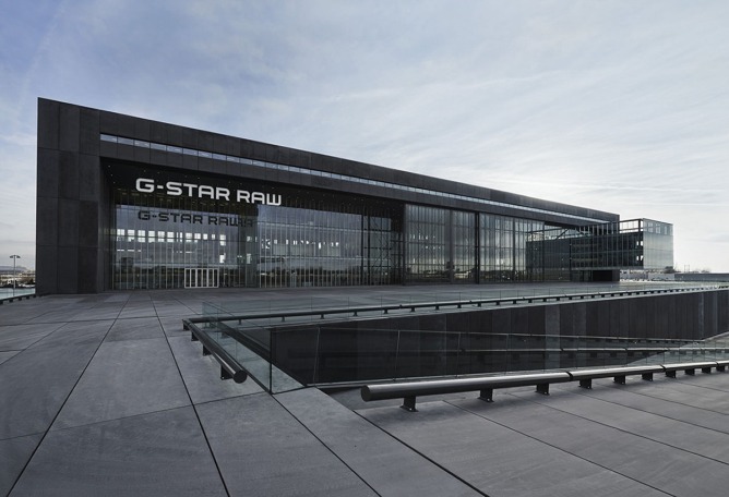 Vista exterior de la nueva sede de G-Star RAW por OMA. Fotografía © G-Star RAW. Cortesía de OMA.  view. Photography © G-Star RAW. Courtesy of OMA. 