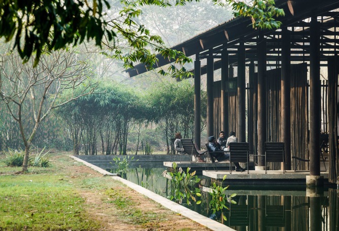 Amber Denim Loom Shed, by Archeground. Photograph by © Aga Khan Trust for Culture / Sandro di Carlo Darsa.